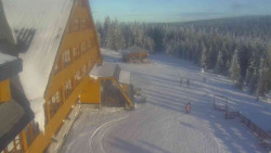 Parkoviště a hlavní vchod