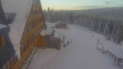 Parkoviště a hlavní vchod