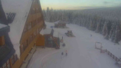 Parkoviště a hlavní vchod