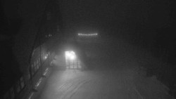 Parkoviště a hlavní vchod