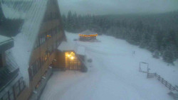 Parkoviště a hlavní vchod