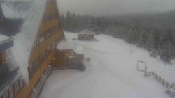 Parkoviště a hlavní vchod