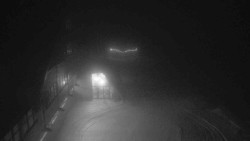 Parkoviště a hlavní vchod