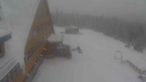 Sporthotel Kurzovní - Parkoviště a hlavní vchod - 13.2.2026 v 12:30 Sporthotel Kurzovní - Parkoviště a hlavní vchod - 13.2.2026 v 12:30