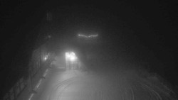 Parkoviště a hlavní vchod