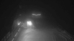 Parkoviště a hlavní vchod