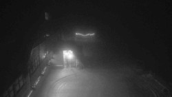 Parkoviště a hlavní vchod