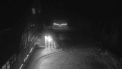 Parkoviště a hlavní vchod