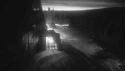 Parkoviště a hlavní vchod