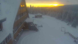 Parkoviště a hlavní vchod