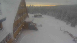 Parkoviště a hlavní vchod