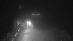 Parkoviště a hlavní vchod