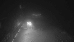 Parkoviště a hlavní vchod