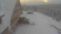 Parkoviště a hlavní vchod