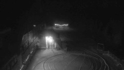 Parkoviště a hlavní vchod