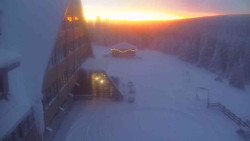 Parkoviště a hlavní vchod