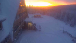 Parkoviště a hlavní vchod