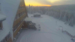 Parkoviště a hlavní vchod