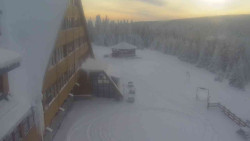 Parkoviště a hlavní vchod