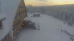 Parkoviště a hlavní vchod