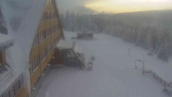 Parkoviště a hlavní vchod