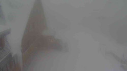 Parkoviště a hlavní vchod