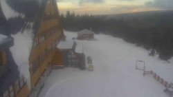 Parkoviště a hlavní vchod