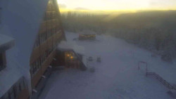 Parkoviště a hlavní vchod