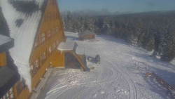 Parkoviště a hlavní vchod