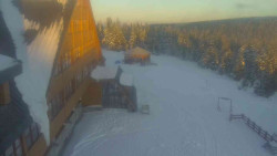 Parkoviště a hlavní vchod