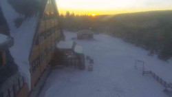 Parkoviště a hlavní vchod