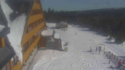 Parkoviště a hlavní vchod