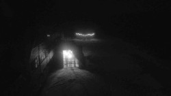 Parkoviště a hlavní vchod