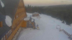 Parkoviště a hlavní vchod