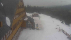 Parkoviště a hlavní vchod