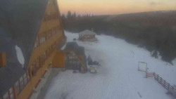 Parkoviště a hlavní vchod