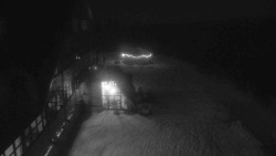 Parkoviště a hlavní vchod