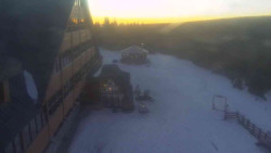 Parkoviště a hlavní vchod