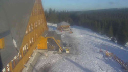 Parkoviště a hlavní vchod