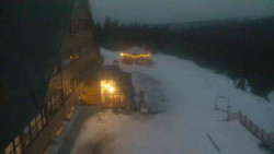 Parkoviště a hlavní vchod