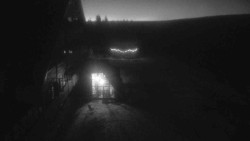 Parkoviště a hlavní vchod