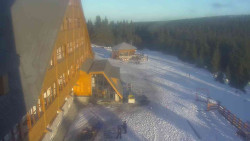 Parkoviště a hlavní vchod