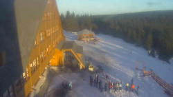 Parkoviště a hlavní vchod