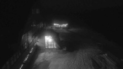 Parkoviště a hlavní vchod