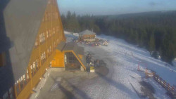 Parkoviště a hlavní vchod