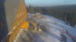 Parkoviště a hlavní vchod