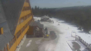 Sporthotel Kurzovní - Parkoviště a hlavní vchod - 8.3.2026 v 11:40 Sporthotel Kurzovní - Parkoviště a hlavní vchod - 8.3.2026 v 11:40