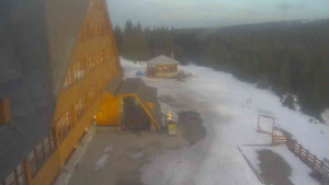 Sporthotel Kurzovní - Parkoviště a hlavní vchod - 8.3.2026 v 17:10 Sporthotel Kurzovní - Parkoviště a hlavní vchod - 8.3.2026 v 17:10