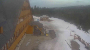 Sporthotel Kurzovní - Parkoviště a hlavní vchod - 8.3.2026 v 17:20 Sporthotel Kurzovní - Parkoviště a hlavní vchod - 8.3.2026 v 17:20