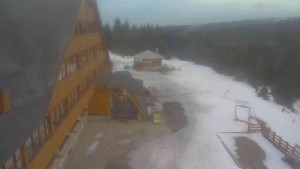 Sporthotel Kurzovní - Parkoviště a hlavní vchod - 8.3.2026 v 17:35 Sporthotel Kurzovní - Parkoviště a hlavní vchod - 8.3.2026 v 17:35